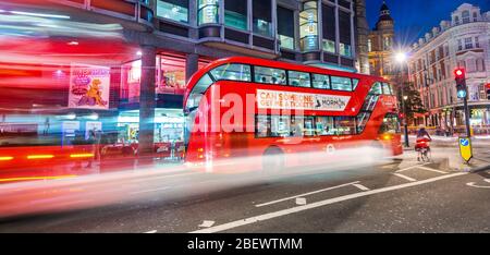 LONDON - 11. JUNI 2015: Nachtverkehr und Touristen in der Regent Street. London wird jährlich von 50 Millionen Menschen besucht. Stockfoto