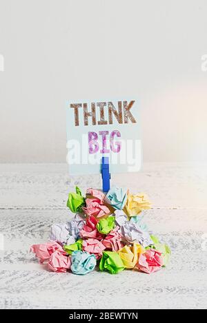 Textschild mit „Think Big“. Business Foto präsentiert für etwas, das für einen hohen Wert für sich selbst oder für die Vorbereitung Erinnerung Stapel farbigen Knautschern planen Stockfoto