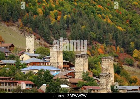 Alte Svan Tower-Häuser am Berghang, UNESCO-Weltkulturerbe in Mestia, Svaneti Region, Georgien Stockfoto