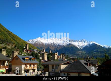 Beeindruckende Landschaft der Gruppe von mittelalterlichen Svan Tower-Häuser in Mestia Stadt mit schneebedeckten Kaukasus-Bergen im Hintergrund, Svaneti Region, Georgien Stockfoto