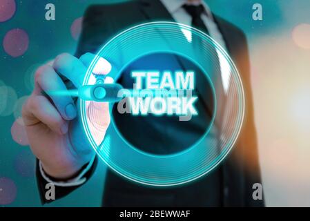 Schreiben Hinweis zeigen Arbeiten im Team. Business Konzept für kombinierte Aktion einer Gruppe Arbeitsgruppe Zusammenarbeit Zusammenarbeit Stockfoto