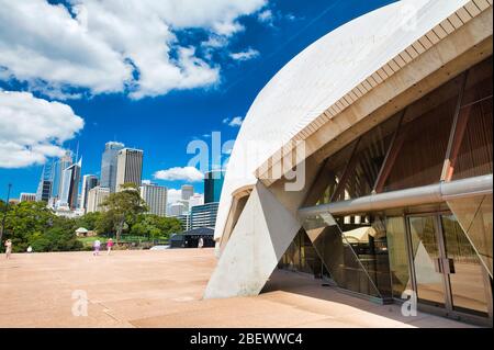 SYDNEY - OKTOBER 2015: Panoramablick auf das Opernhaus von Sydney an einem sonnigen Tag. Die Stadt zieht jährlich 20 Millionen Menschen an. Stockfoto