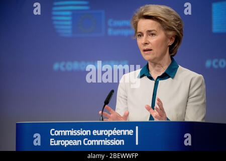 (200416) -- BRÜSSEL, 16. April 2020 (Xinhua) -- die Präsidentin der Europäischen Kommission Ursula von der Leyen nimmt am 15. April 2020 an einer Pressekonferenz zur Reaktion der Europäischen Union auf die Coronavirus-Krise am EU-Hauptsitz in Brüssel, Belgien, Teil. Die EU hat am Mittwoch einen Fahrplan für die Mitgliedstaaten vorgelegt, um die Eindämmungsmaßnahmen für COVID-19 schrittweise abzusetzen. Die Mitgliedstaaten sollten sich nach der Richtlinie vorsichtig bewegen, wenn sie wieder zum normalen Leben zurückkehren und ihr Handeln auf wissenschaftlichen Gutachten stützen. (Europäische Union/Handout über Xinhua) Stockfoto