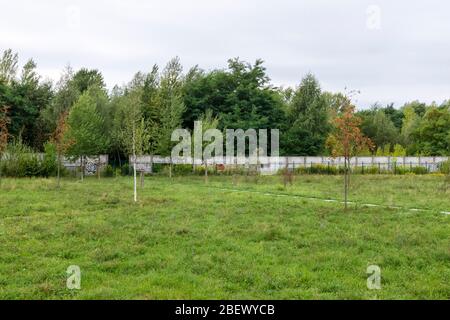 Der Berliner Mauerweg verläuft den Verlauf der ehemaligen Berliner Mauer, auch am Stadtrand von Berlin Stockfoto