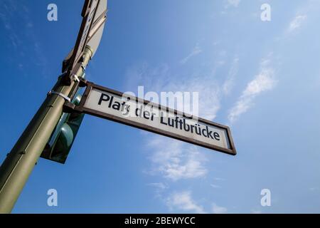 Straßenschild mit dem Platz der Luftbrücke in Berlin Stockfoto