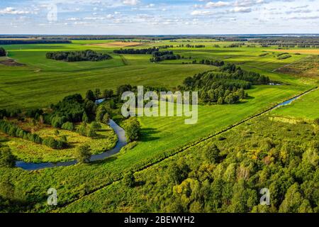 Luftaufnahme auf ländliche Landschaft mit einem Fluss. Landschaft in weißrussland aus der Vogelperspektive Stockfoto