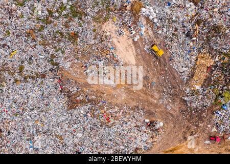 Abfall ökologische Problem. Luftaufnahme auf einer Landfill voller Müll Stockfoto