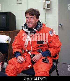 S 99-08648 (24 Mai 1999) ----- Anzug Techniker unterstützen Astronauten Michael Foale C., Mission Specialist, in das für eine Sitzung der notrettungsplan Ausbildung in den Systemen Integration Facility am Johnson Space Center (JSC). Foale und trug eine Schulungsversion der partiellen - Druck starten und Eintrag Kleid, und seine sechs STS-103 Crew Gehilfen sind derzeit in der Ausbildung für die dritte Wartung Besuch des Hubble Space Telescope (HST) seit seiner 1990-Bereitstellung. Stockfoto