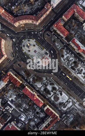 Luftaufnahme des Siegesplatzes in Minsk im Winter. Das historische Denkmal im Zentrum Minsks, das von der Drohne erschossen wird Stockfoto