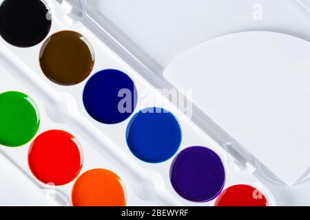 Aquarellfarbe in weißem Kasten Nahaufnahme. Aquarellfarben Makro Stockfoto
