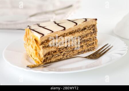 Scheibe traditionelle ungarische Schokolade Mandel Kuchen Esterhazy auf weißem Teller Stockfoto