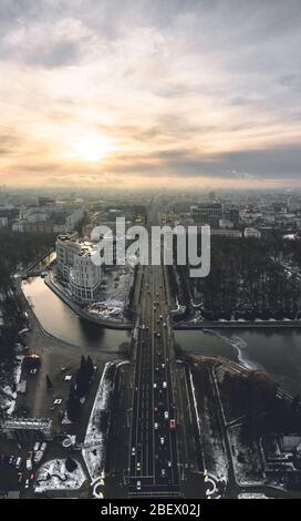 Luftaufnahme des Minsker Stadtzentrums vom Siegesplatz im Winter. Stadtlandschaft aus einer Drohne Stockfoto