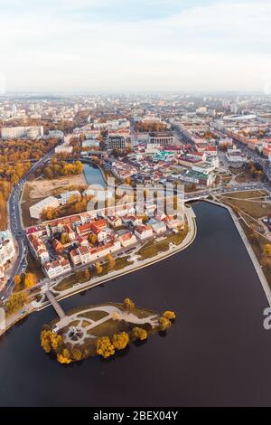 Das vertikale Luftpanorama des historischen Zentrums Minsk, Weißrussland. Herbstzitiscape von Minsk von einer Drohne Stockfoto