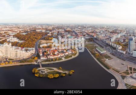 Luftpanorama des historischen Zentrums von Minsk. Nyamiha Nemiga Bezirk Herbst Stadtbild in Minsk, Weißrussland Stockfoto