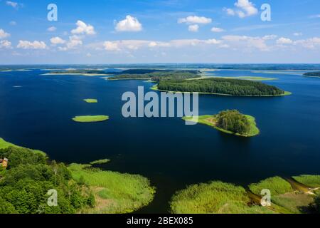 Luftaufnahme auf schönen See im Nationalpark. Drohnenfoto von Braslaw-Seen in Weißrussland. See mit Inseln mit Wald und schönen Wolken am Himmel Stockfoto