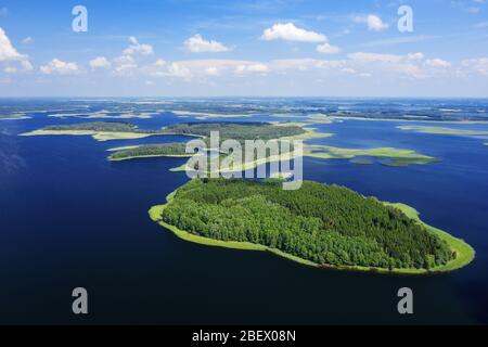 Schöne Luft Seenlandschaft. Braslaw Seen, Weißrussland. Viele Seeinseln mit Wald bedeckt, der von einer Drohne geschossen wurde Stockfoto