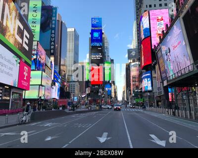 New York, USA. April 2020. Fast menschenleer ist der sonst geschäftige Times Square. (Zu dpa: 'Metropolis in stiller Krise - was macht die Pandemie mit New York?') Quelle: Benno Schwinghammer/dpa/Alamy Live News Stockfoto