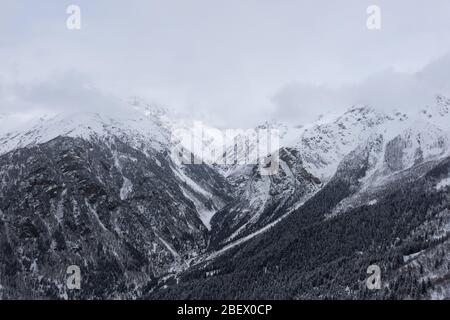 Schöne Kaukasus-Landschaft in Svaneti Georgien. Berge im Winter mit Schnee bedeckt Stockfoto