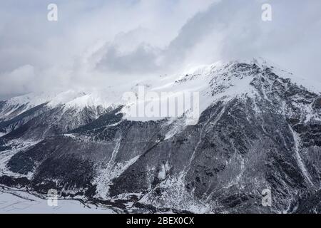 Schöne Berg-Winterlandschaft in Svaneti Georgia. Kaukasus im Winter Stockfoto