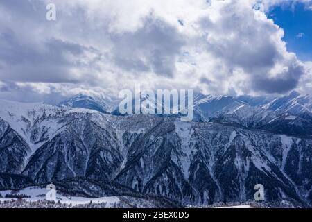 Schneebedeckte Kaukasusberge in Svaneti Georgien. Verschneite Winter Berglandschaft Stockfoto
