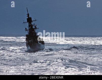 1982-A Steuerbord bug Ansicht der Lenkwaffen-zerstörer USS Preble (DDG46). Stockfoto