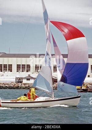 1982 - ein Segelboot unter vollen Segeln nimmt Teil an der Treasure Island Yacht Club sailing Turnier. Stockfoto