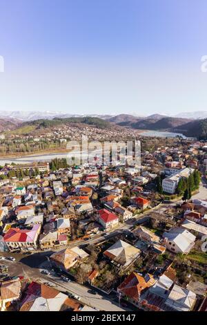 Kutaisi Georgia Luftaufnahme vertikales Panorama. Blick auf Kutaisi von oben. Rioni Fluss, botanischer Garten, Wasserdamm in Kutaisi Stockfoto