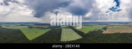 Regen über ländliche Landschaft Luftpanorama. Regenwolken, die von einer Drohne geschossen wurden Stockfoto