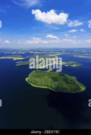 Nationalpark Braslaw Seen, Weißrussland. Luftlandschaft. See mit schönen Inseln und Himmel Sommer Foto von einer Drohne Stockfoto