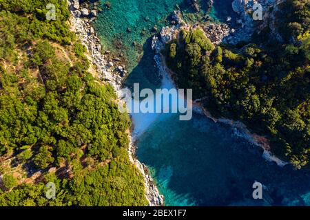 Luftbild eines versteckten Strandes auf Korfu. Limni abgelegener mediterraner Strand in Griechenland Stockfoto