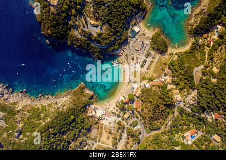 Luftlandschaft der griechischen Küste. Schöne griechische Strände der Insel Korfu in Paleokastritsa Dorf. Mediterrane Natur Stockfoto