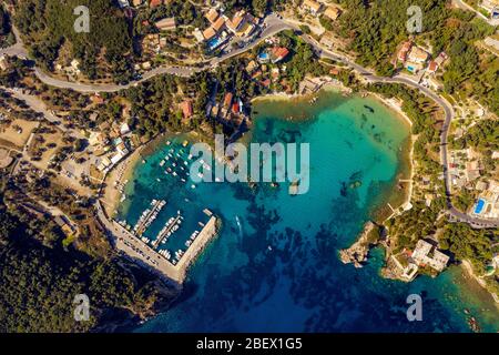 Luftlandschaft der mediterranen Lagune. Schöne Lagune mit Booten und Stränden in Griechenland Stockfoto