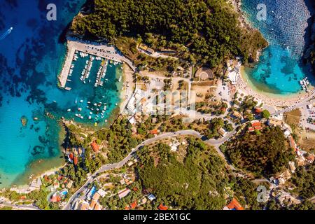 Schöne Luftaufnahme auf mediterranes Dorf in Griechenland. Griechische Insel Korfu aus der Luft. Ein Hafen und Strand in Paleokastritsa. Stockfoto