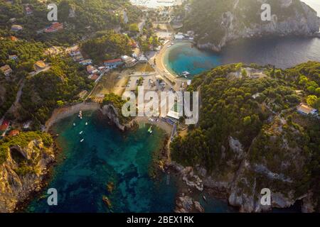 Schöne Luftlandschaft von Korfu in Griechenland. Blick von einer Drohne auf Hafen, Hafen und Strände in Paleokastritsa. Tolles Urlaubsziel. Stockfoto