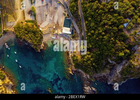 Luftaufnahme eines Strandhafens in Griechenland, Paleokastritsa. Schönes Urlaubsziel, bunte Landschaft von Griechenland Insel Korfu Stockfoto