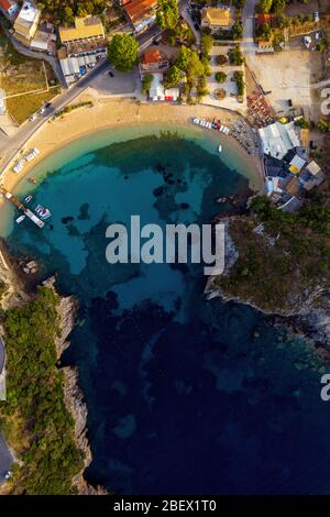 Luftaufnahme eines paradiesischen Strandes in Korfu. Ein schöner Blick auf einen Strand in Paleokastritsa, der von einer Drohne aus aufgenommen wurde. Reisen nach Griechenland. Stockfoto