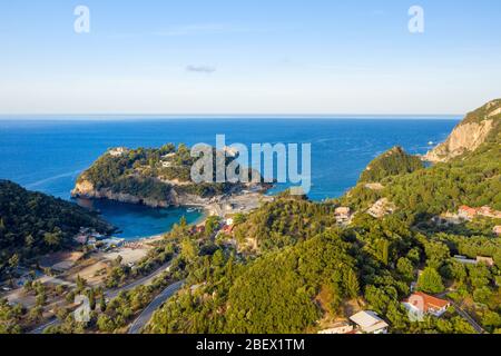 Wunderschöne Luftbild Korfu Landschaft. Griechenland Insel Natur. Blick auf das Kloster und den Strand von Paleokastritsa. Lebhaftes blaues mittelmeer Stockfoto