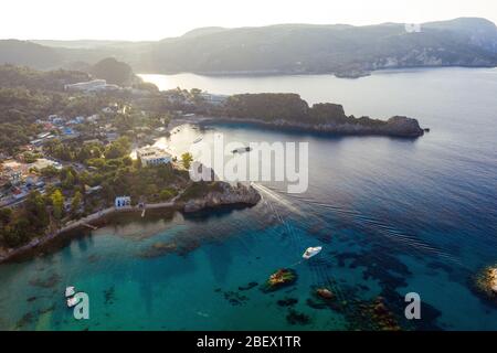 Wunderschöne Aussicht auf die griechische Insel Korfu Bucht. Luftlandschaft des mittelmeers. Paleokastritsa Hafen aus der Luft erschossen Stockfoto