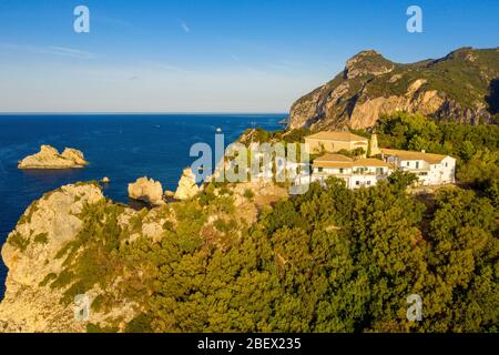 Griechenland Korfu Luftlandschaft. Kloster in Paleokastritsa. Mediterrane Natur Stockfoto