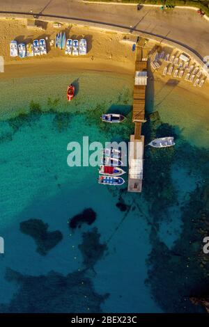 Antenne von Pier mit Booten in Korfu, Griechenland. Torquise lebendiges mediterranes Meerwasser. Paleokastritsa Hafen. Stockfoto