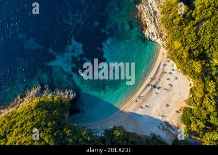 Abgeschiedener mediterraner Strand Rovinia in der Nähe von Paleokastritsa, Korfu. Antenne des versteckten Paradieses Strand. Stockfoto
