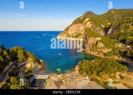 Antenne von schönen Strand in Griechenland. Blick auf das mittelmeer in Paleokastritsa, Korfu. Stockfoto