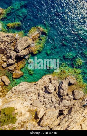 Luftaufnahme der schönen felsigen mittelmeerküste, Meeresboden von oben gesehen, transparentes türkisfarbenes Wasser. Stockfoto