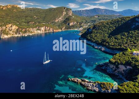 Luftbild einer schönen mediterranen Lagune in Griechenland. Korfu Insel Natur von einer Drohne. Eine Yacht in der Nähe von Paleokastritsa. Stockfoto