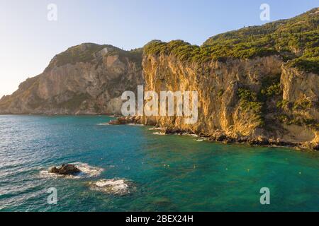 Wunderschöne Klippen in der Nähe von Meer oder Meer bei Sonnenuntergang. Griechenland Küste auf Korfu Insel. Stockfoto