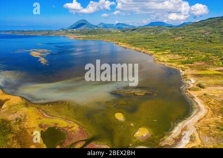 Luftlandschaft des Salzsees Korission in Griechenland. Ein salziger See, wo rosa Flamingos auf Korfu leben Stockfoto