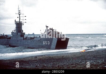 Eine Koreanische Marine tank Landung Schiff nähert sich der Strand während der Übung Team Spirit' 82. Stockfoto