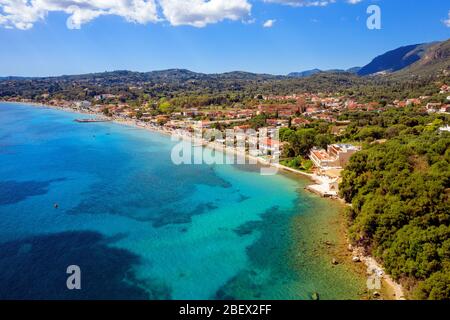 Luftaufnahme des Kato Agios Markos Strandes in Korfu, Griechenland. Griechisch-mediterranes Resort von einer Drohne. Sonniger Tag am Meer Stockfoto