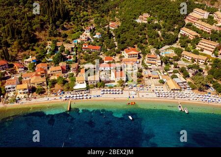 Luftaufnahme des Kalami Resorts in Griechenland. Kleine Stadt an einem Ufer des mittelmeers auf Korfu Insel. Urlaub in Griechenland Stockfoto