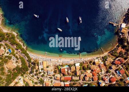 Antenne des mediterranen europäischen Dorfes in Griechenland. Griechischer Ferienort von einer Drohne. Stockfoto